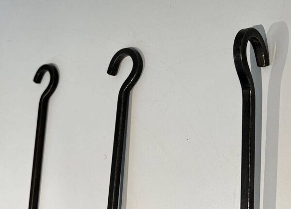 Nécessaire de Feu Moderniste en Acier et Laiton à Outils Suspendus, dans le
