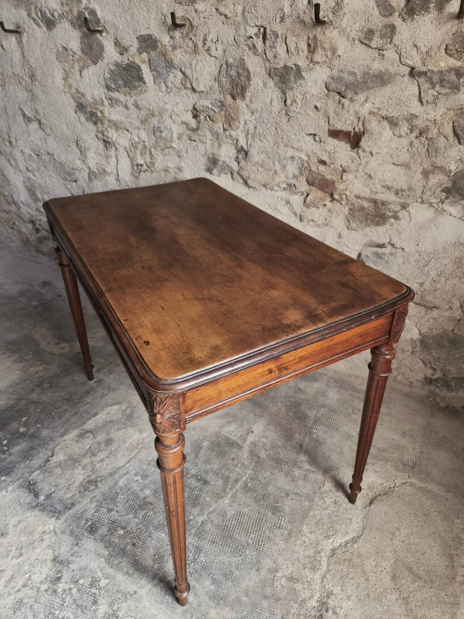 French antique writing desk in walnut, Louis XVI style, late 19th century, circa 1880–1900.