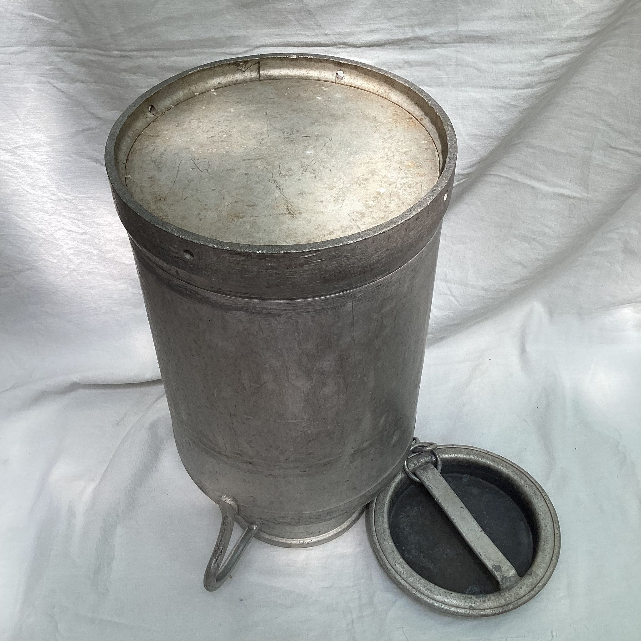 Farm milk can in aluminum stamped dimension: height -49cm- width -36cm-