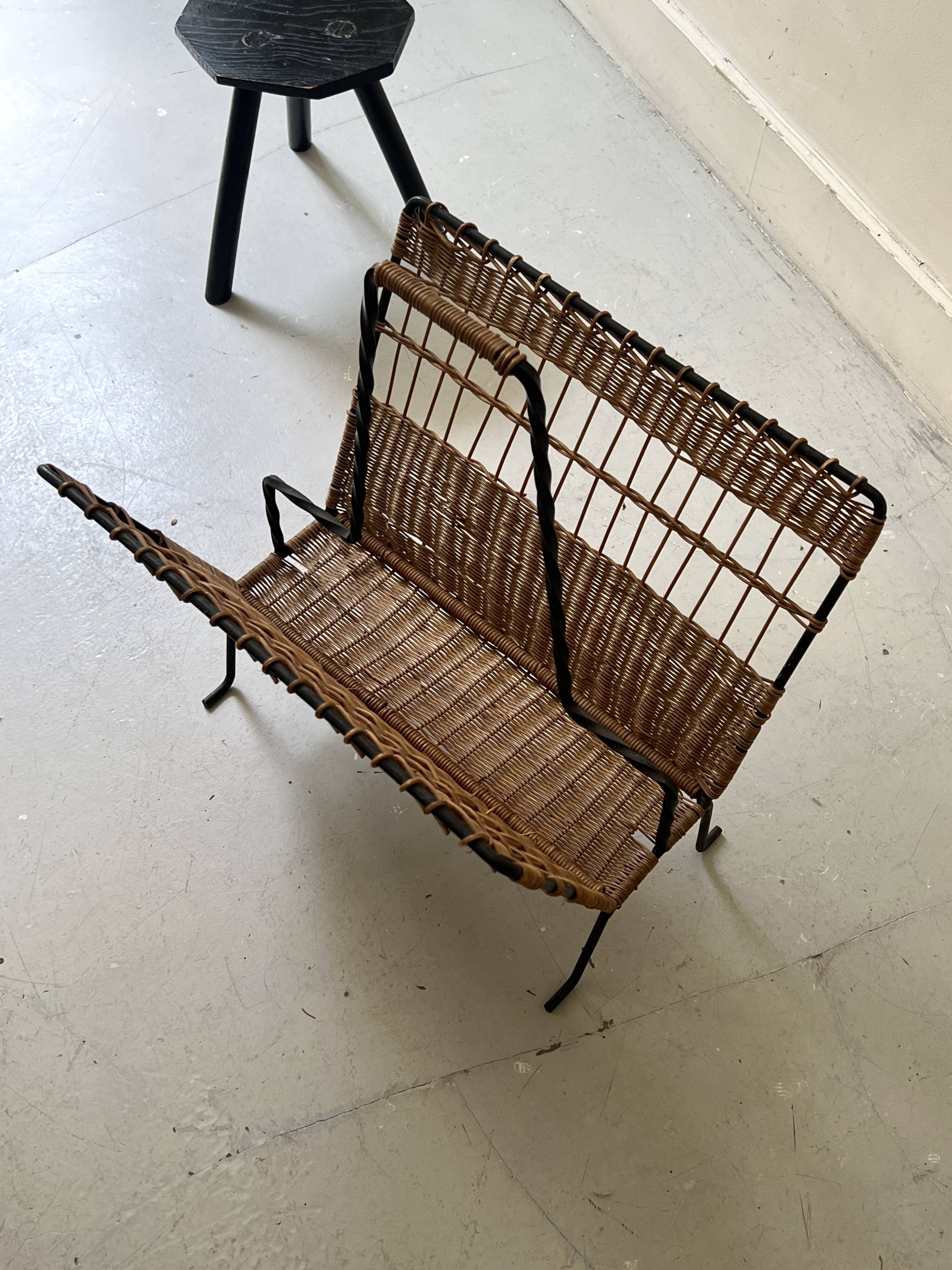Porte revue en fer forgé noir et rotin dlg Raoul Guys, 1950