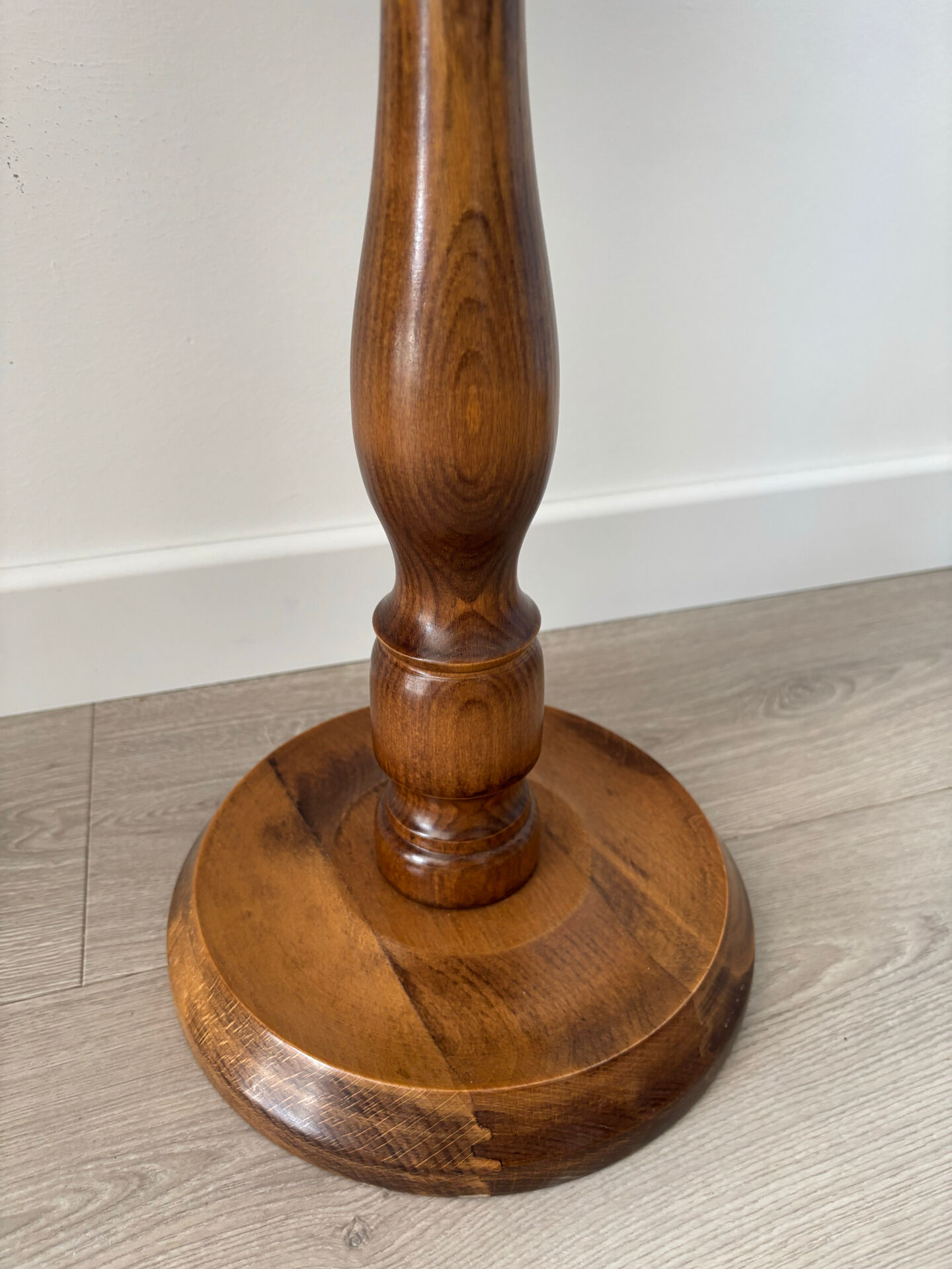 Small vintage wooden side table | Round accent table | Turned leg