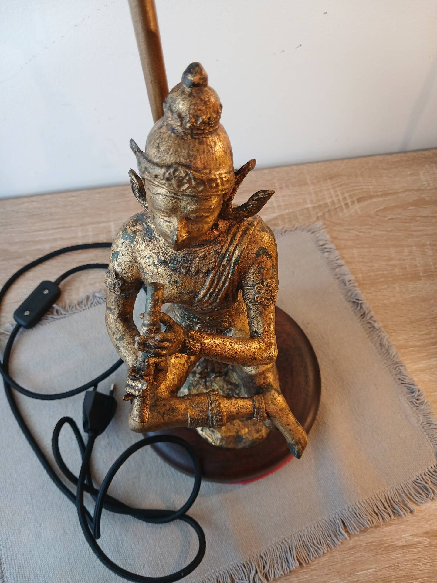 Unique and monumental Siamese bronze lamp from the 19th century, stamped.