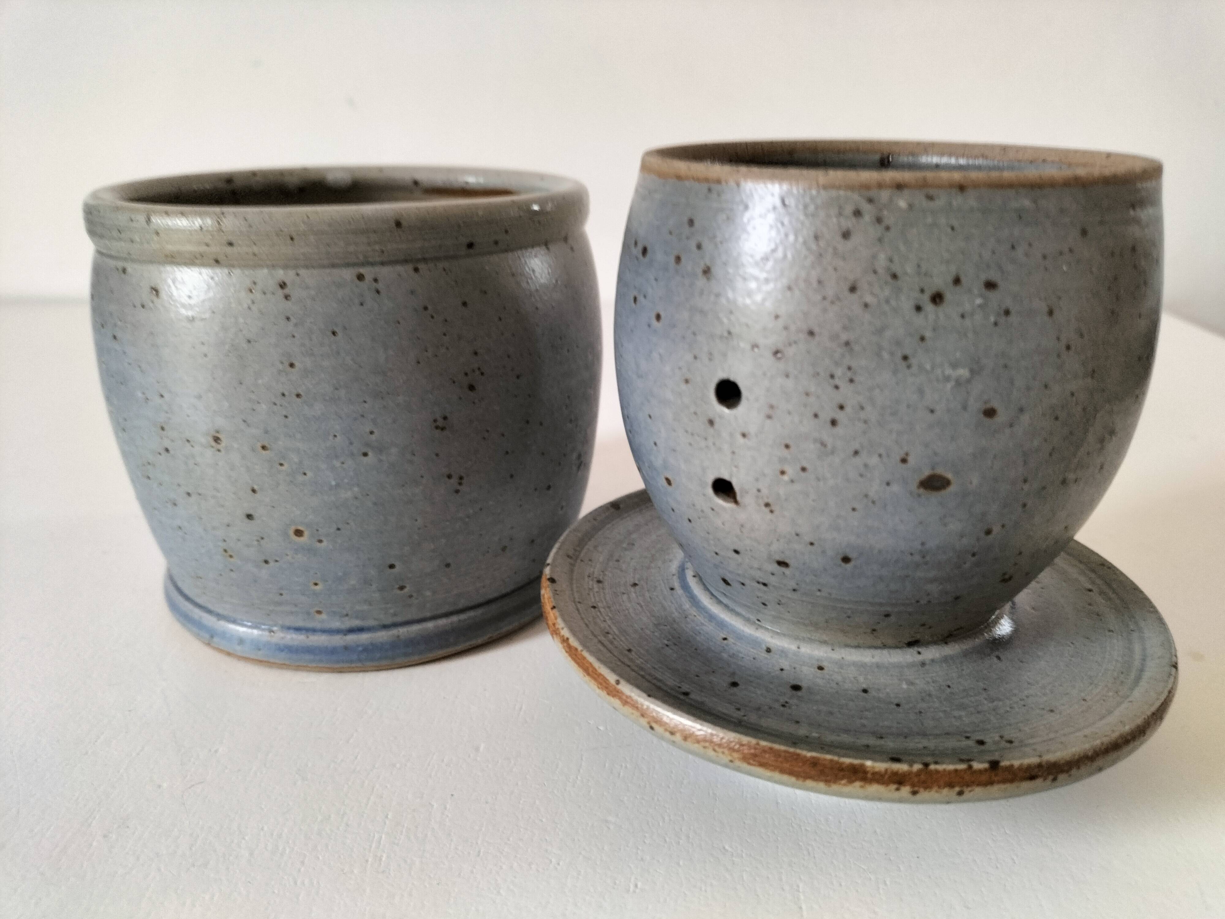 Beurrier à eau en grès artisanal bleu-gris moucheté