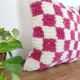 Coussin berbère damier magenta
