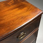 Commode en acajou à façade bombée