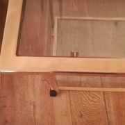 Desserte à roulettes en laiton doré et verre biseauté