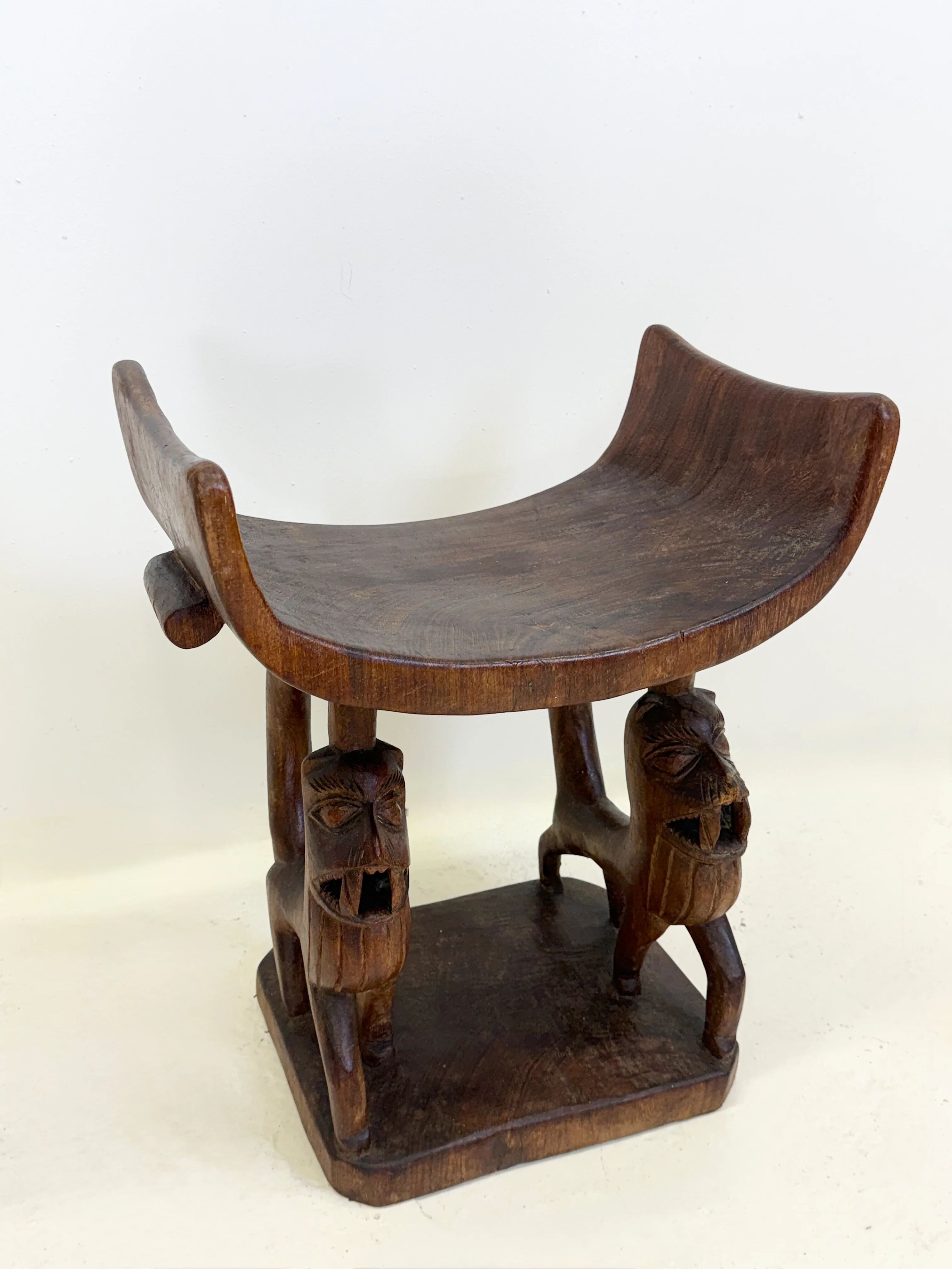 Trône royal "Fon" en bois sculpté – Bénin, XXᵉ siècle