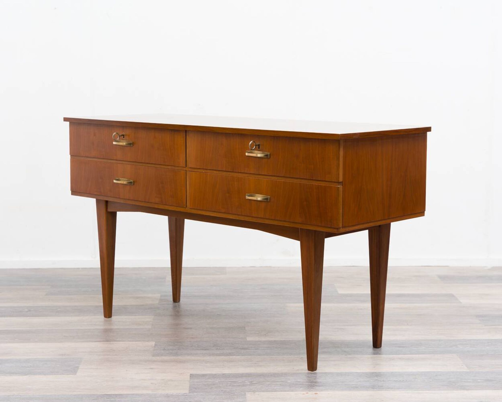 Enfilade/commode des années 1950 en noyer. Excellent état d'origine.