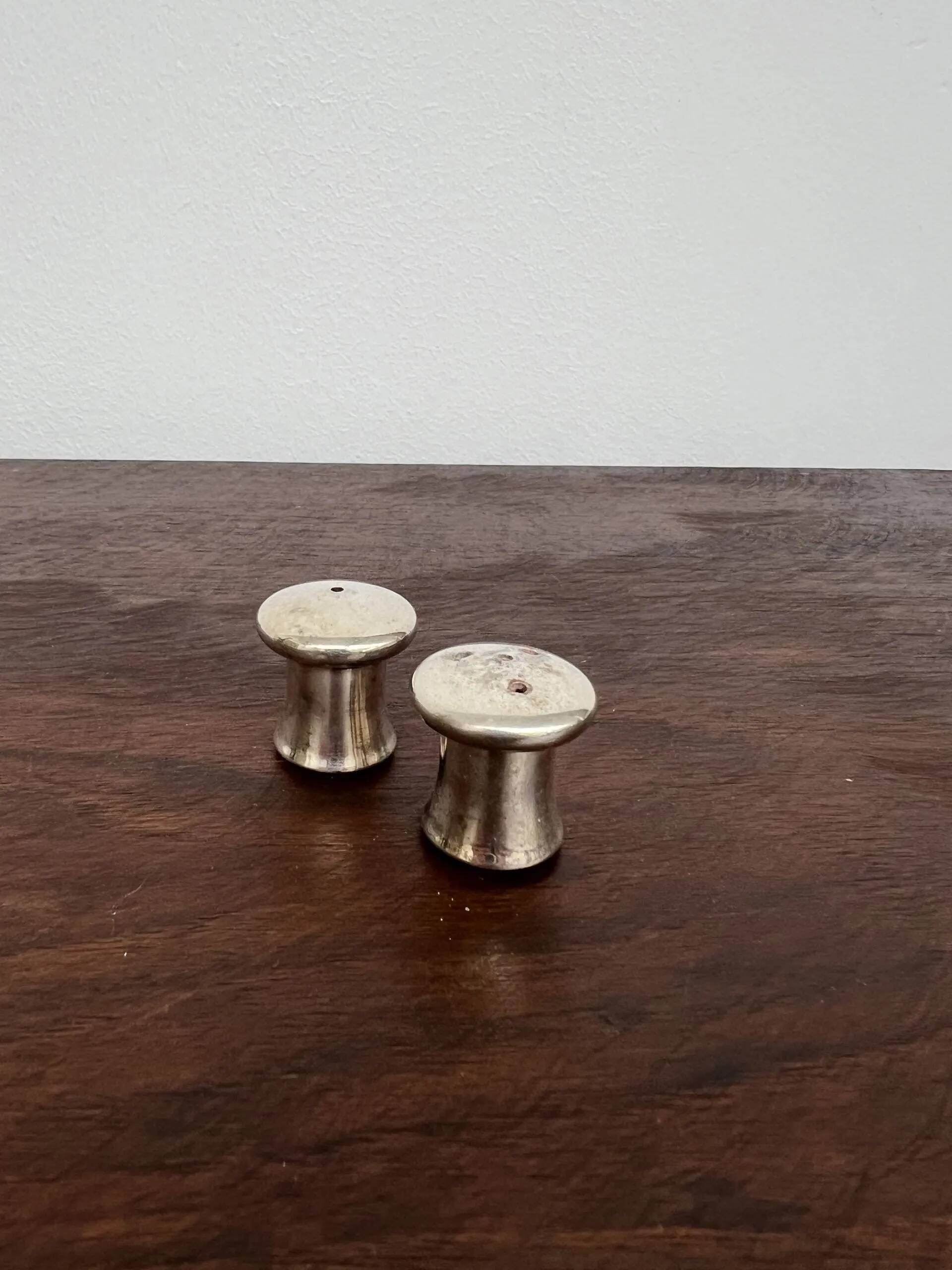Duo salière et poivrier en forme de champignon en métal argenté