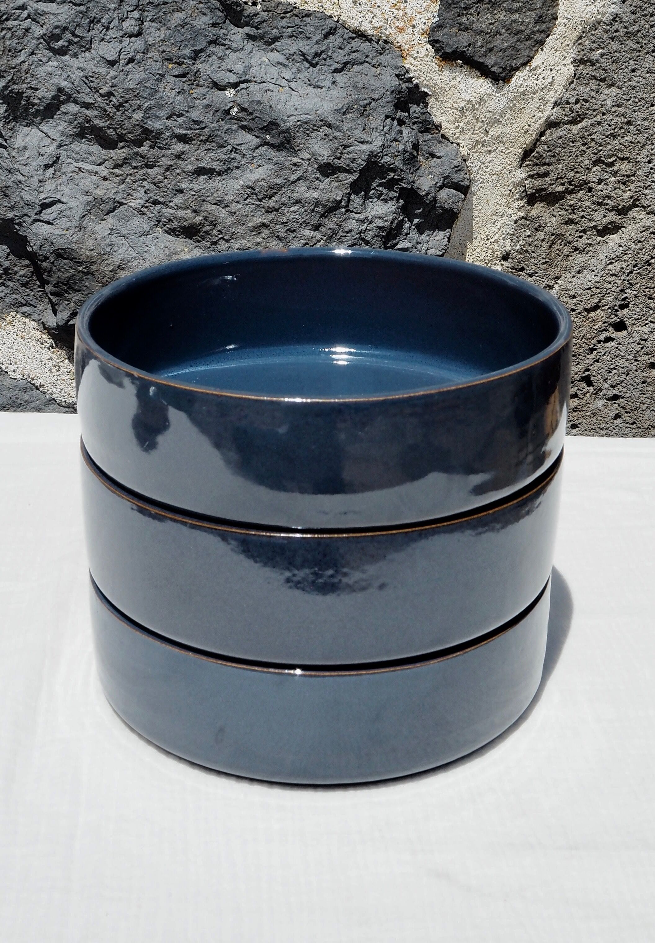 Plat creux artisanal en grès vernissé bleu marine