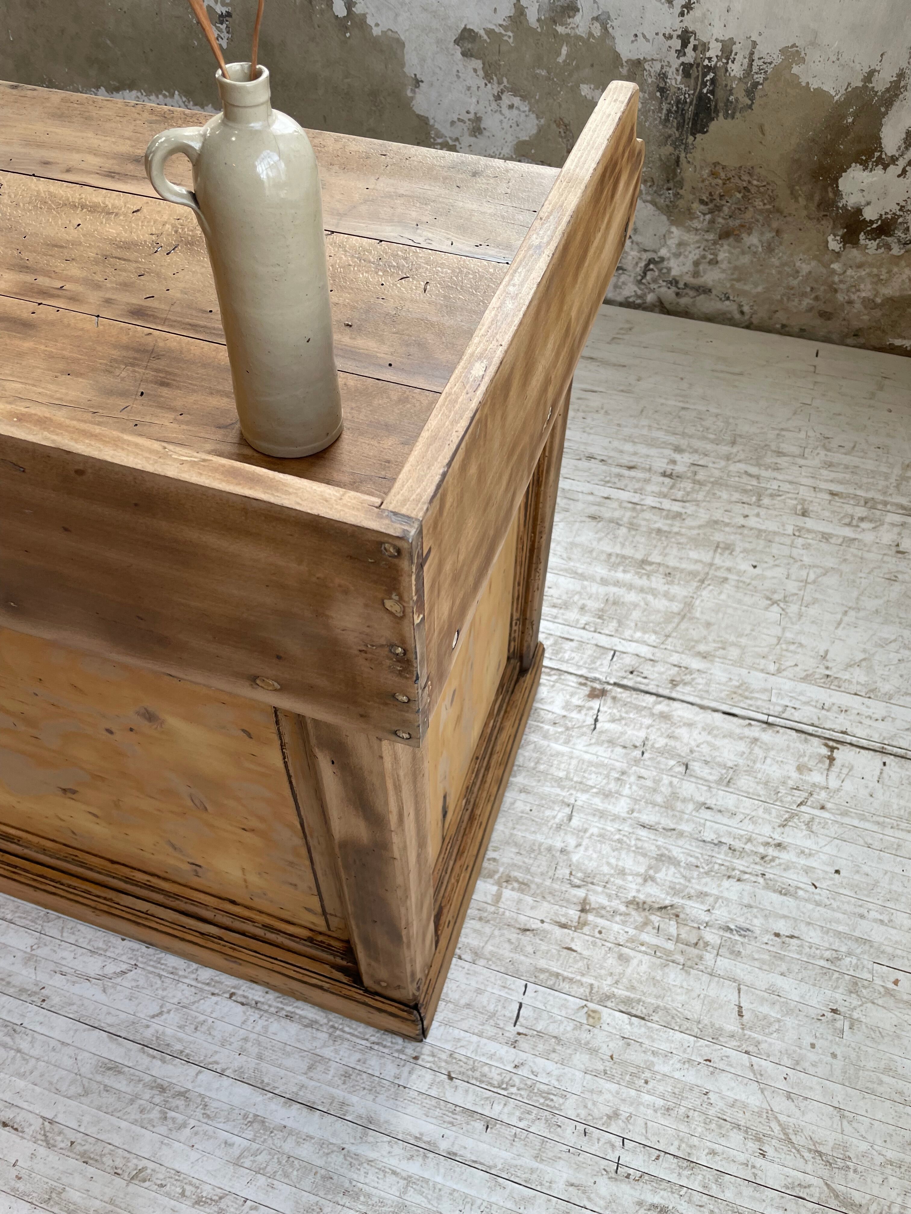 Trading counter central island pine