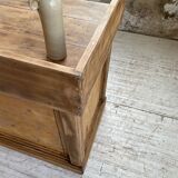 Trading counter central island pine