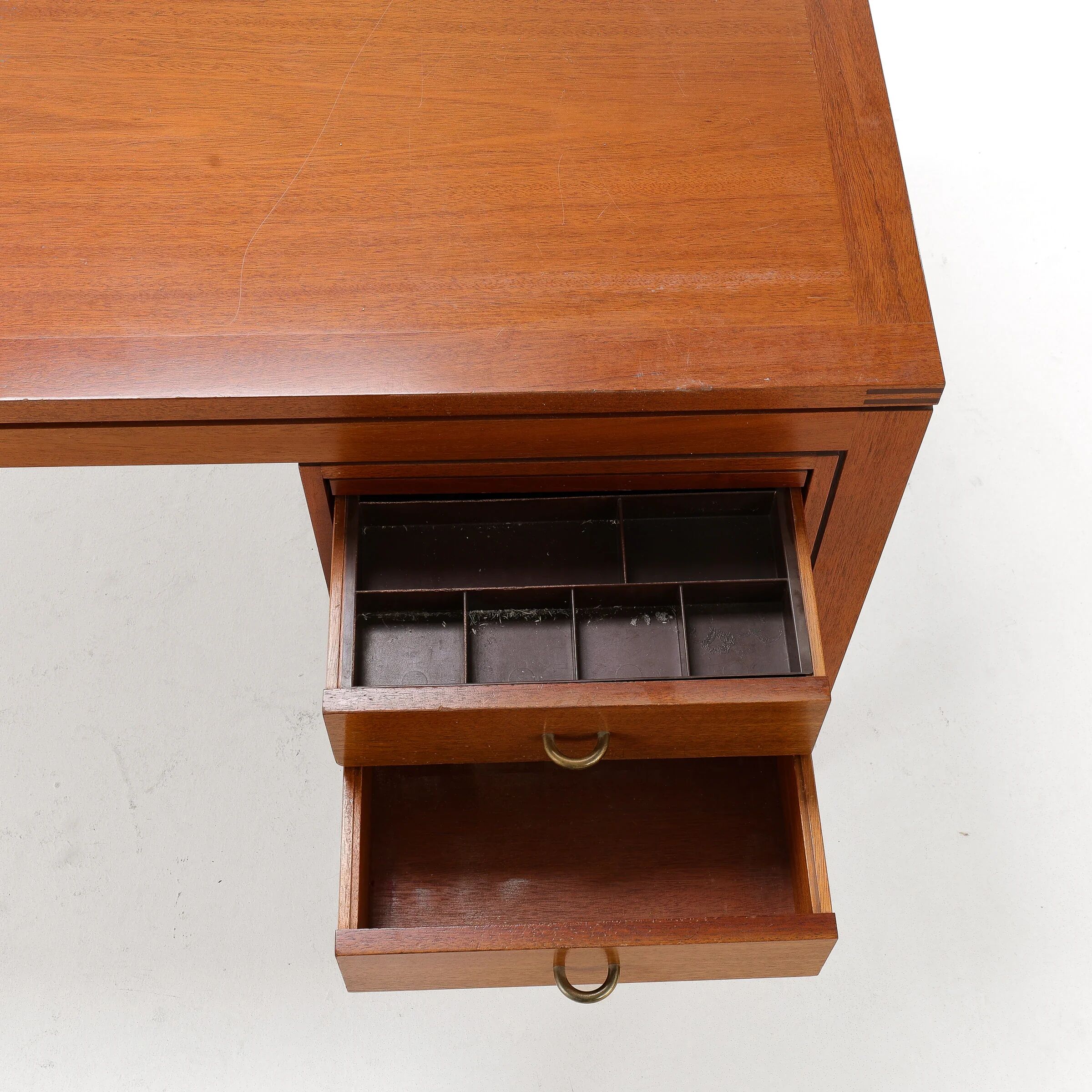 Scandinavian dining table in mahogany stamped Søborg Møbler, Christian Hvidt.