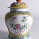 Jar en porcelaine Famille Rose chinoise avec couvercle, décoration florale sur fond jaune