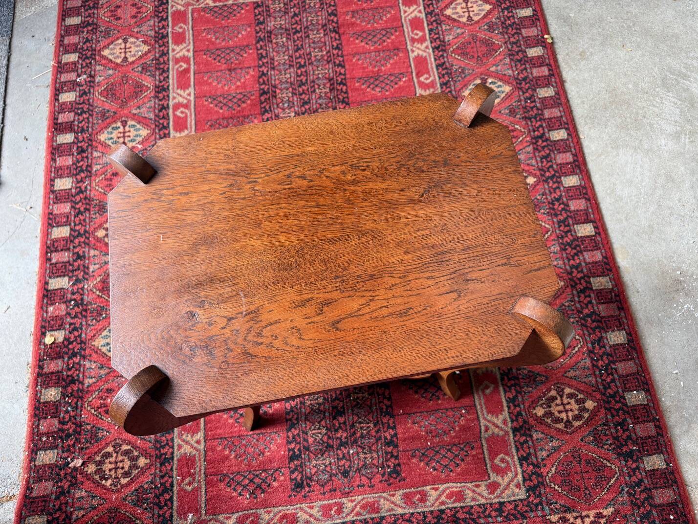 Table d’appoint vintage en chêne courbé – design années 1930-40
