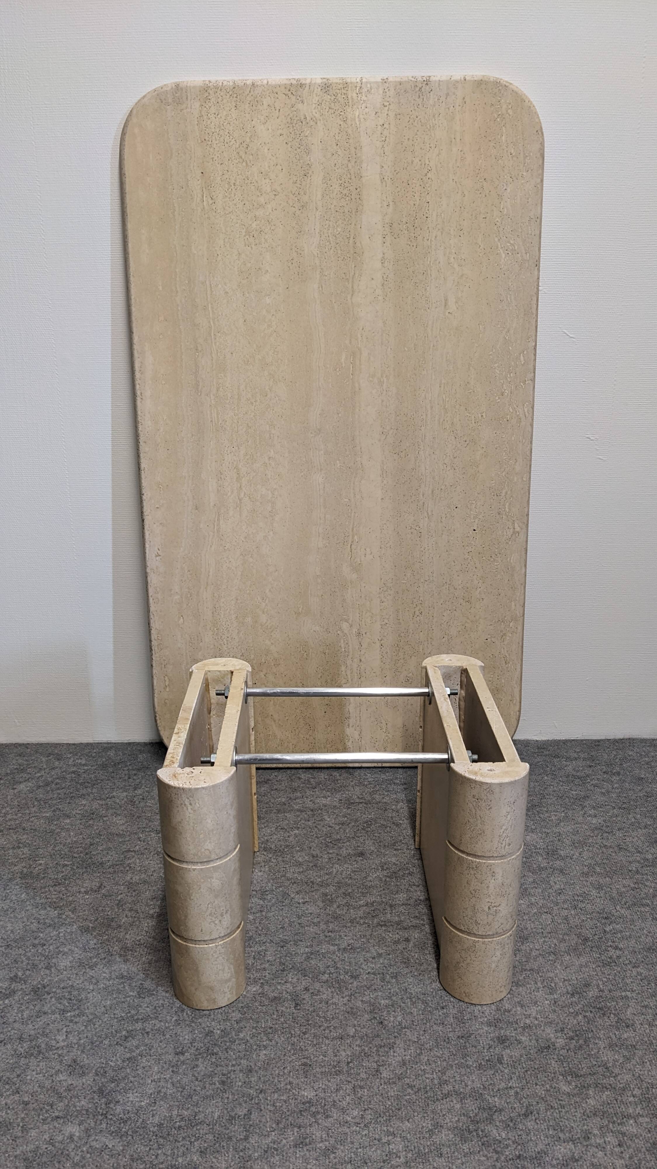 Table basse minimaliste en travertin, Italie vers 1970