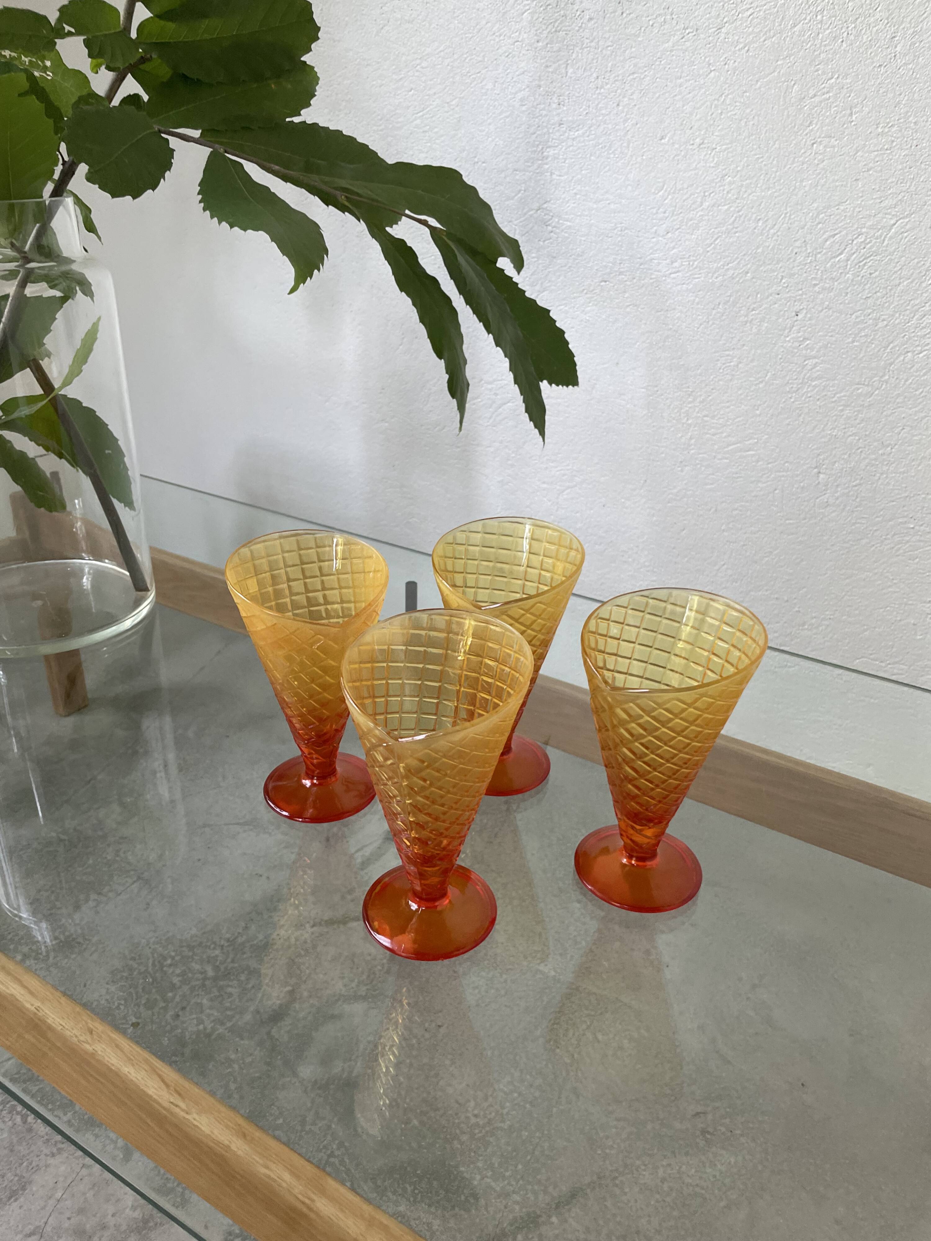 Coupe à glace en forme de cornet vintage