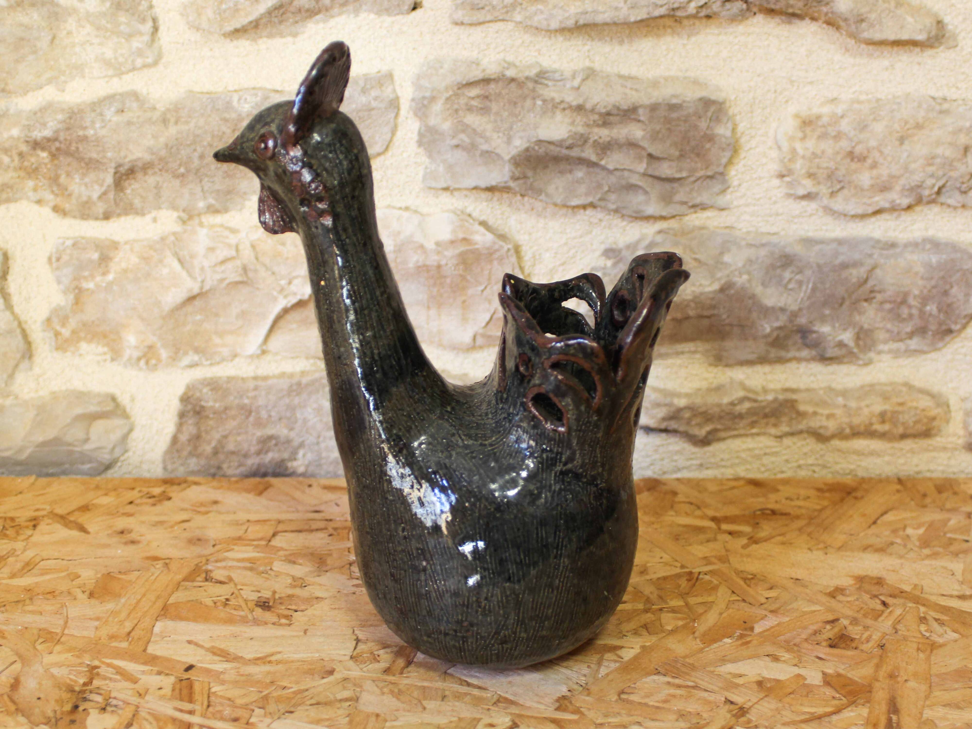 Ceramic vase in the shape of a hen