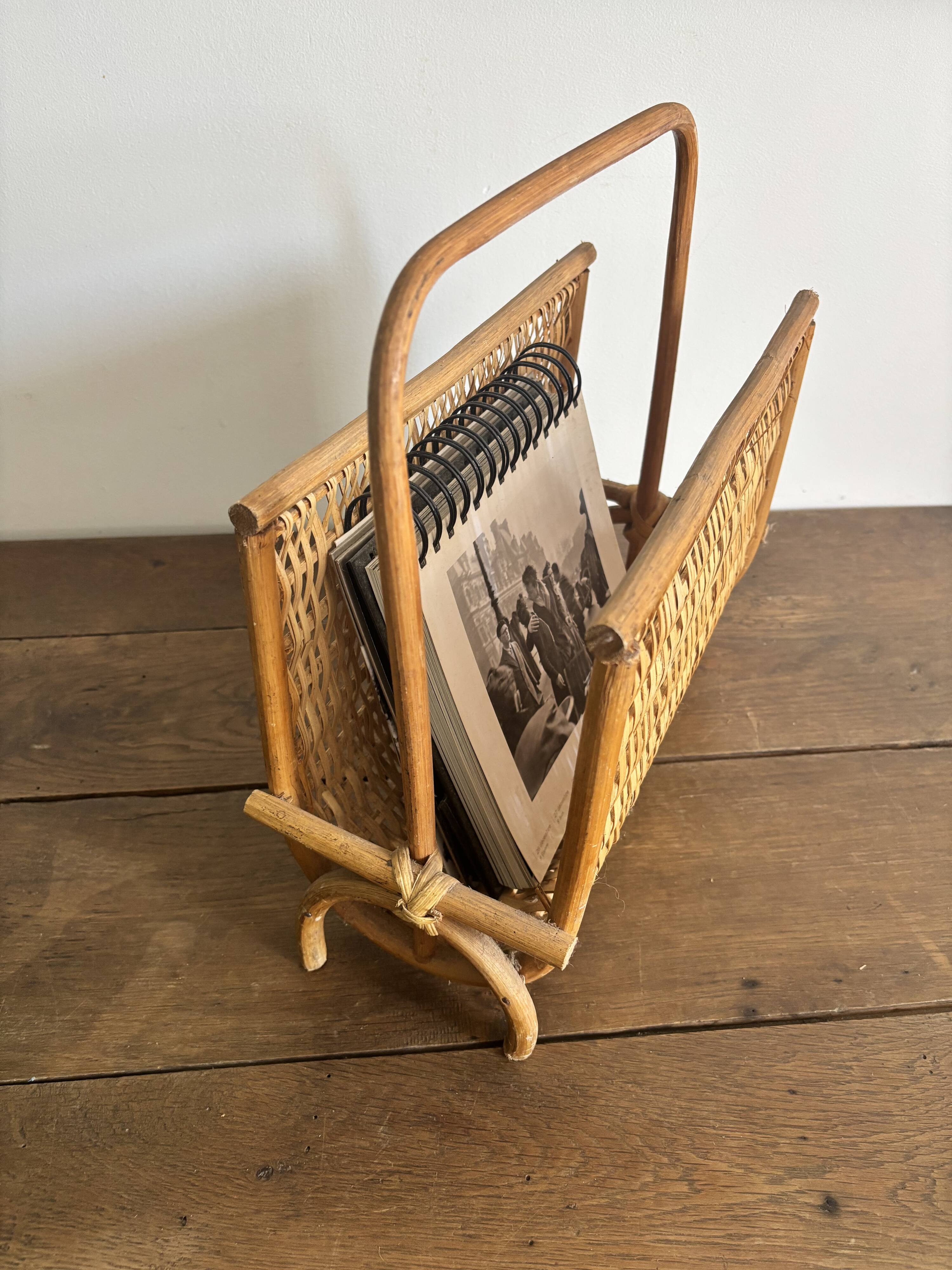 Porte-revues vintage en rotin naturel  des années 60