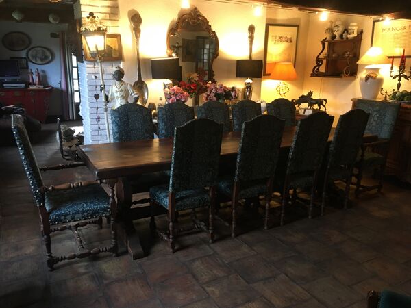 Table monastère + 9 chaises et 2 fauteuils Louis XIII en chêne.