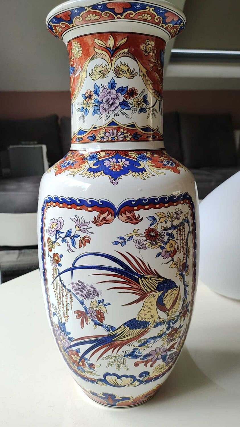 Vase balustre motifs paons/floraux style imari, signé y.p. derevua