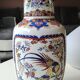 Vase balustre motifs paons/floraux style imari, signé y.p. derevua