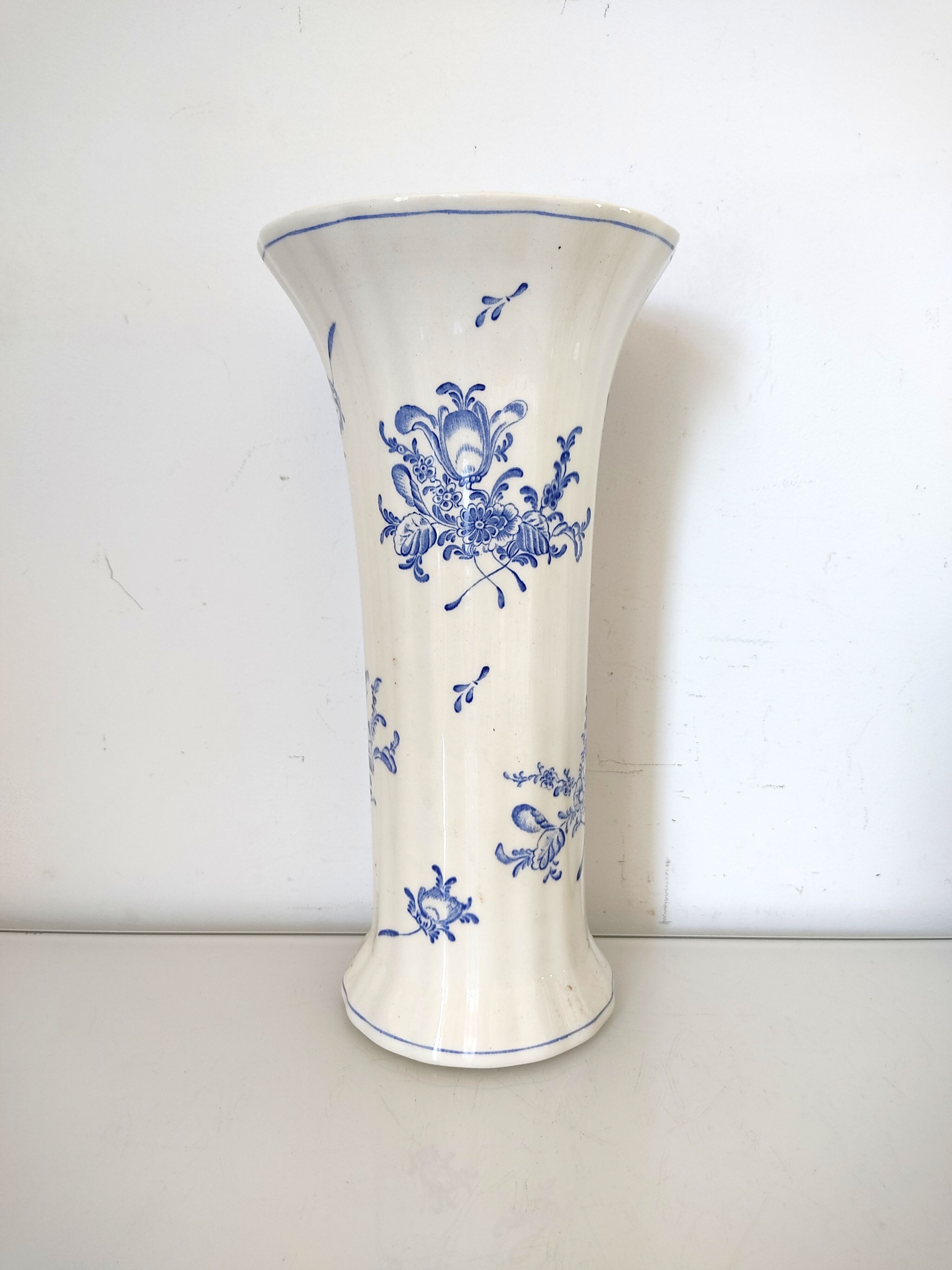 Boch La Louvière vase Blue and white