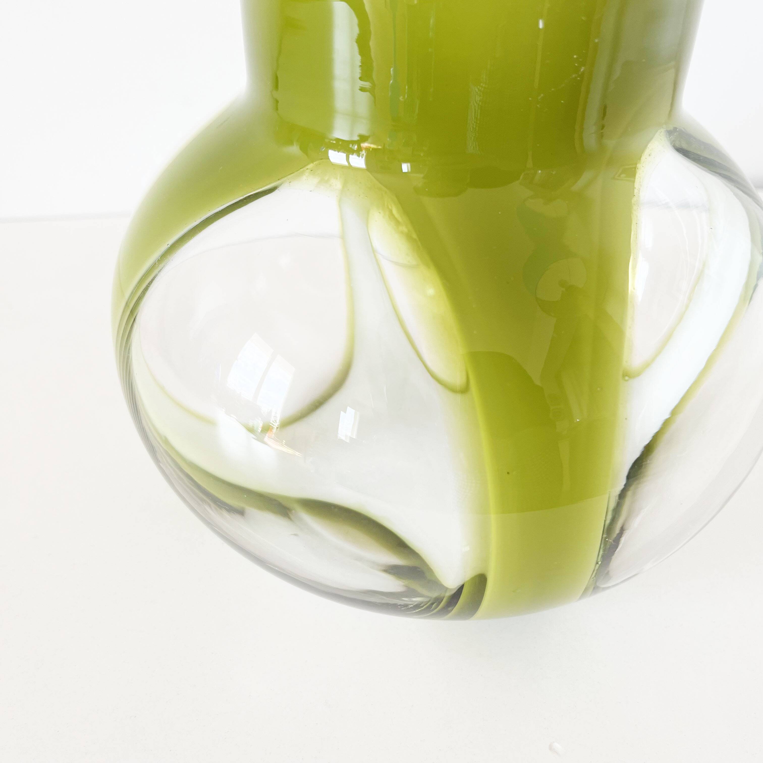 Vase en verre soufflé et opaline vert vintage 1960