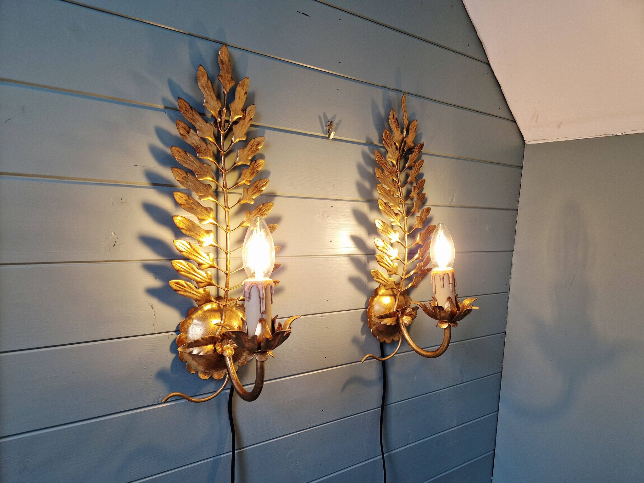 Pair of Italian wall sconces in gilded metal, Hollywood Regency style, 1970.