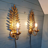 Pair of Italian wall sconces in gilded metal, Hollywood Regency style, 1970.