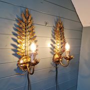 Pair of Italian wall sconces in gilded metal, Hollywood Regency style, 1970.