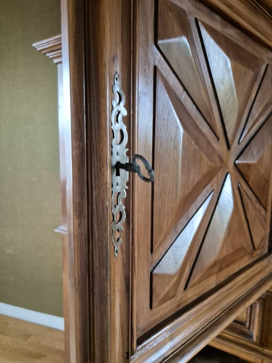 Bonnetière dit homme debout en chêne massif à pointes de diamants style Louis XIII