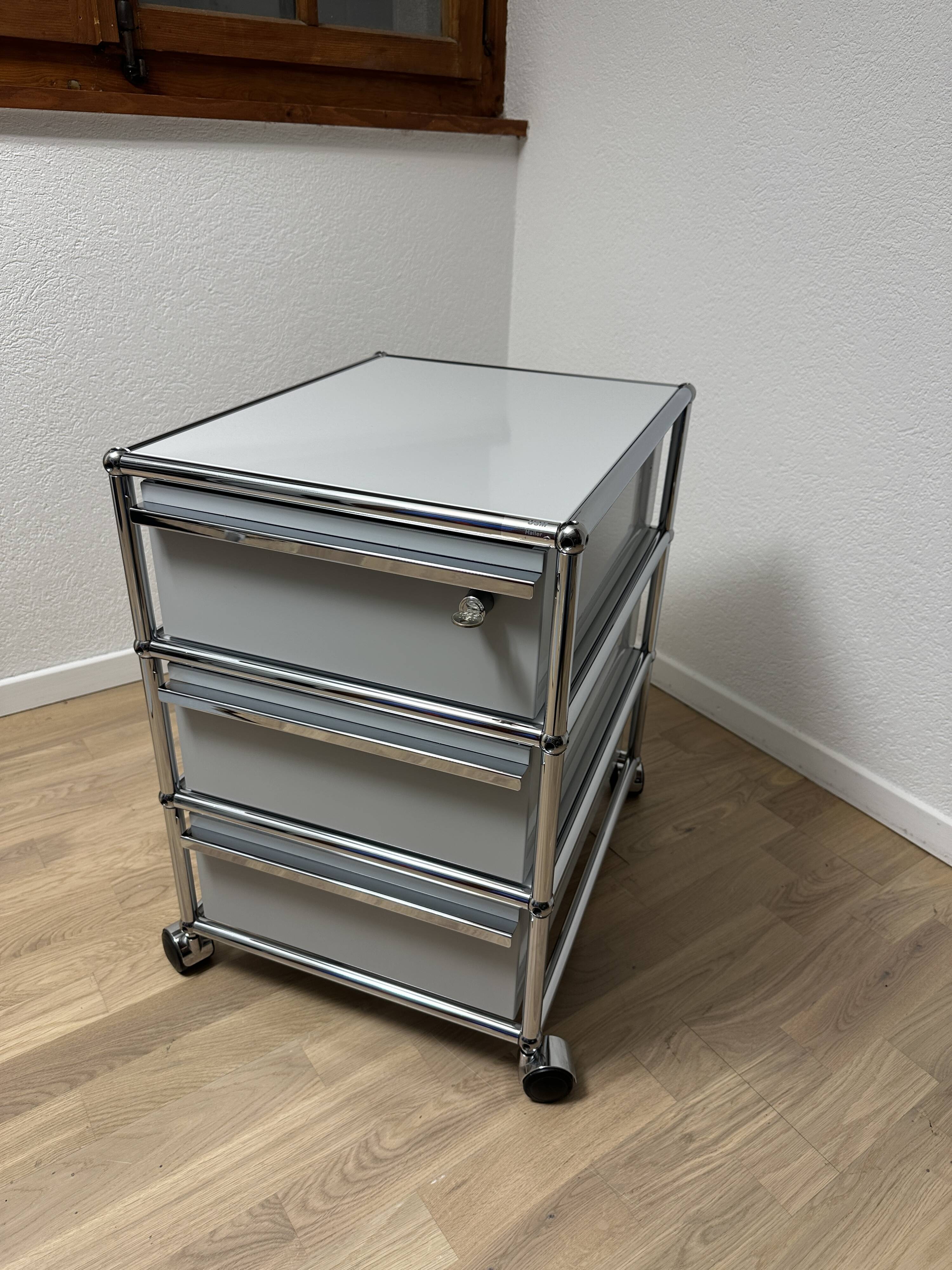 USM Haller wheeled cabinet in light grey