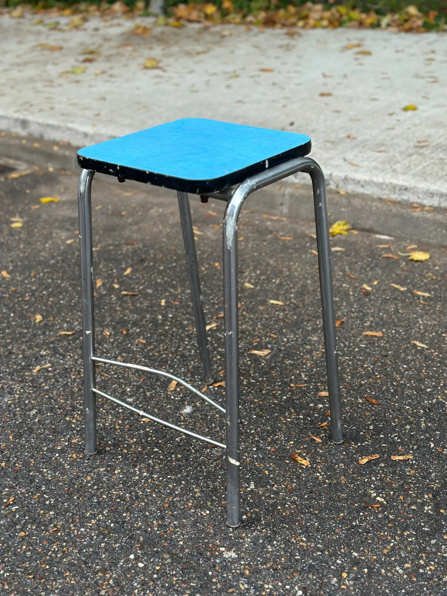 Tabouret vintage Formica bleu & métal chromé 1970