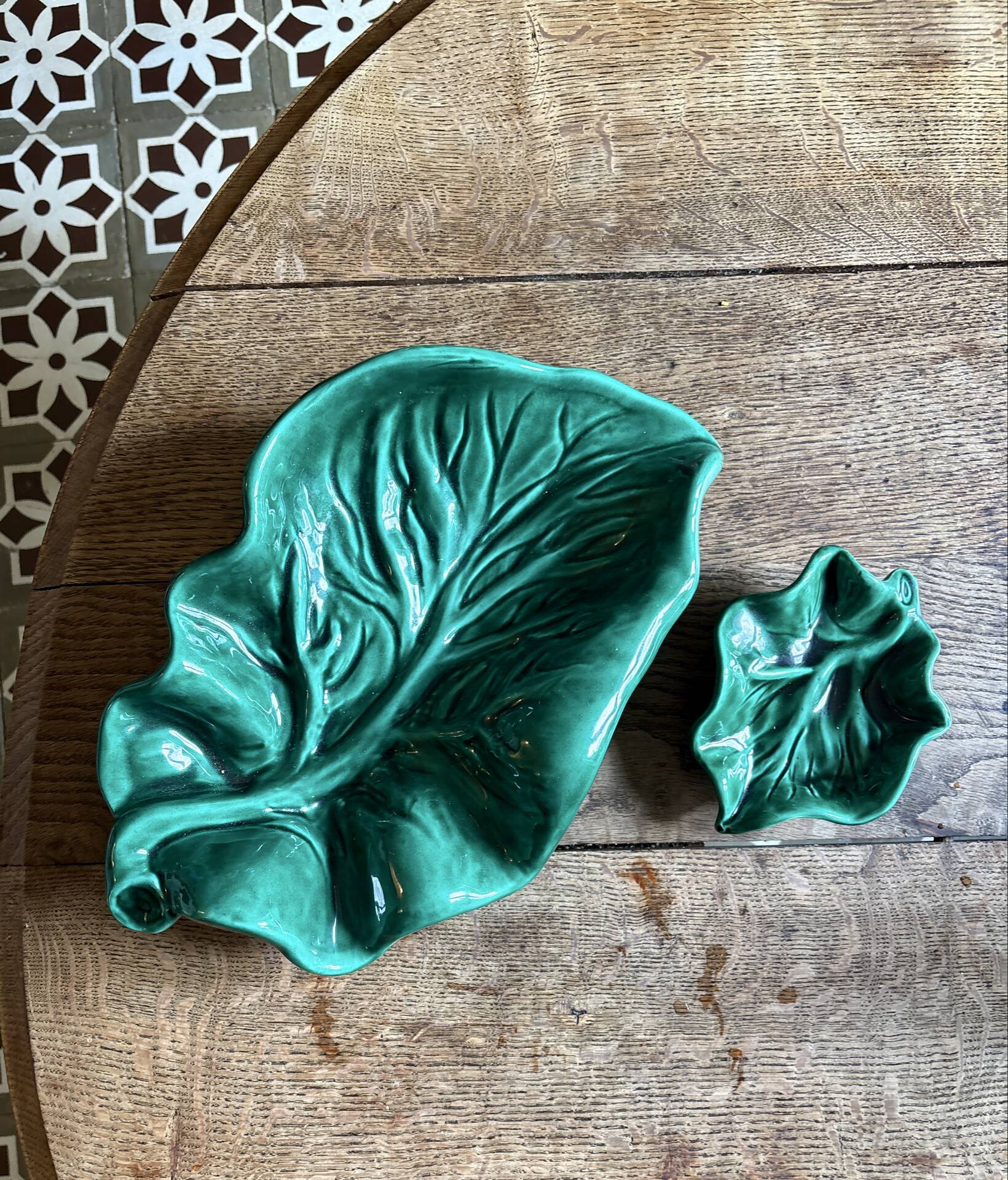 Set of 2 vintage leaf-shaped dishes in majolica.