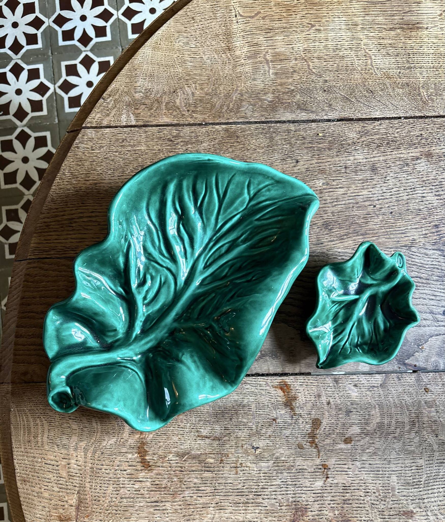 Set of 2 vintage leaf-shaped dishes in majolica.