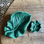Set of 2 vintage leaf-shaped dishes in majolica.