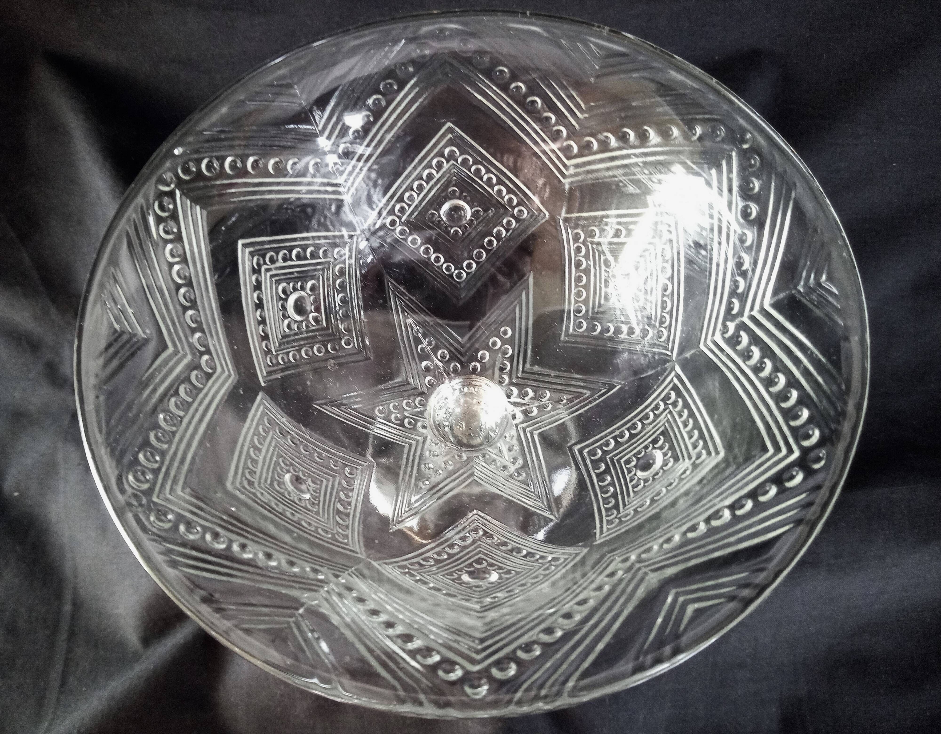 Candy box on foot in cut crystal with Art Deco geometric patterns