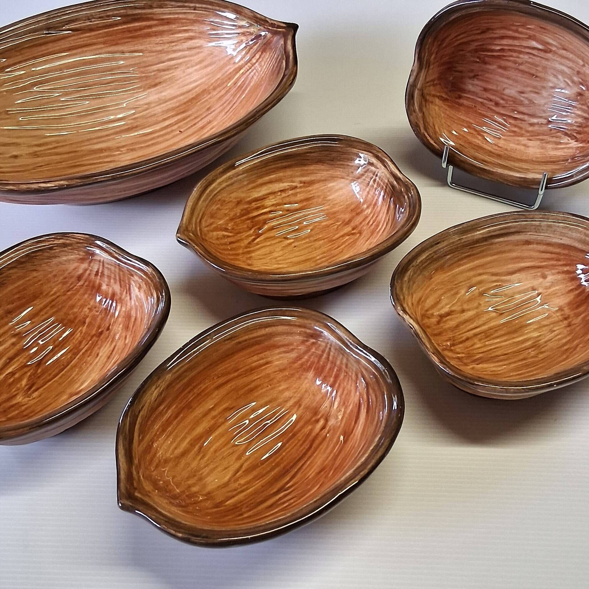 Very nice fruit service in the shape of walnut shells in very good condition.