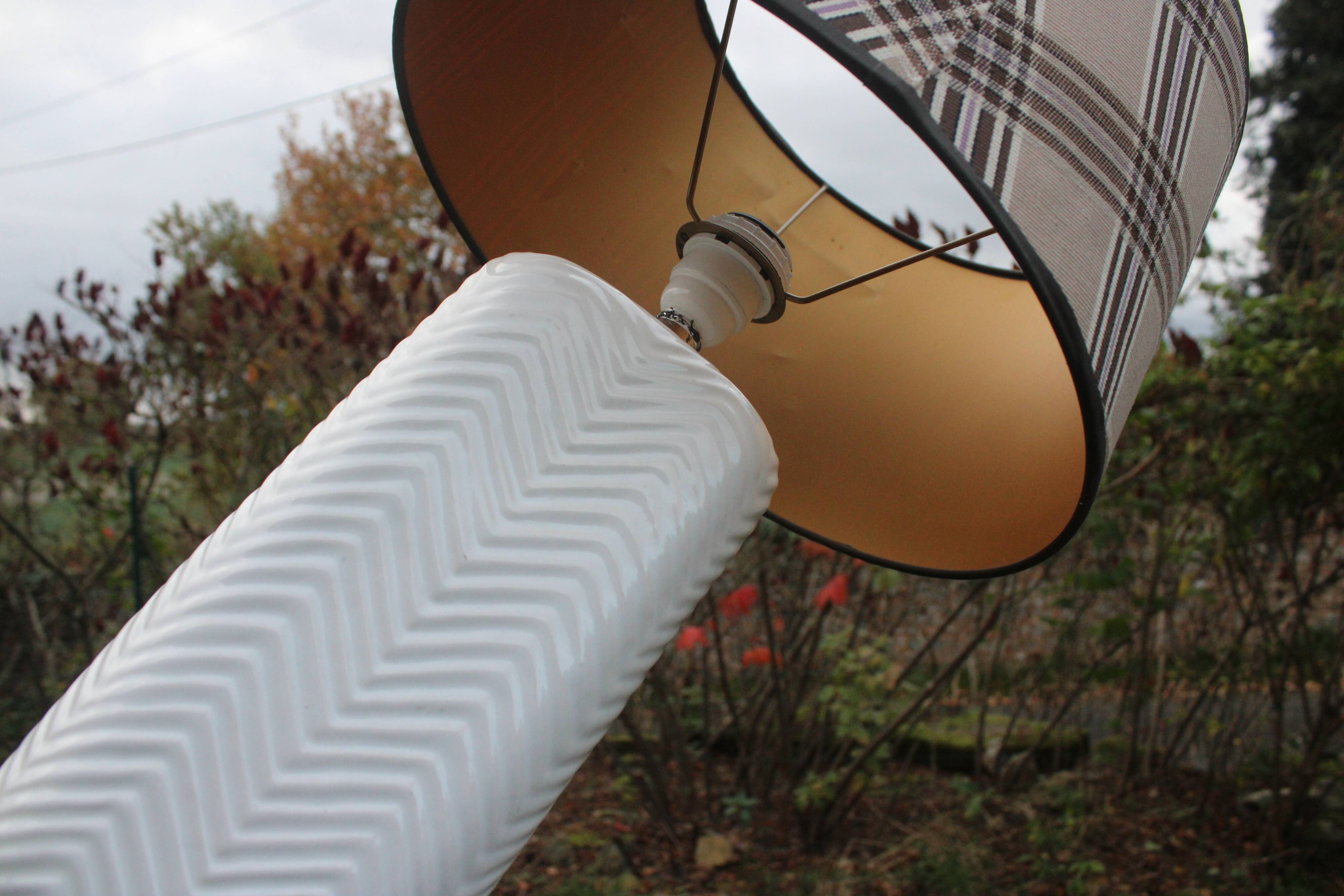 Lampe en céramique blanche à abat-jour tartan – style cosy et intemporel