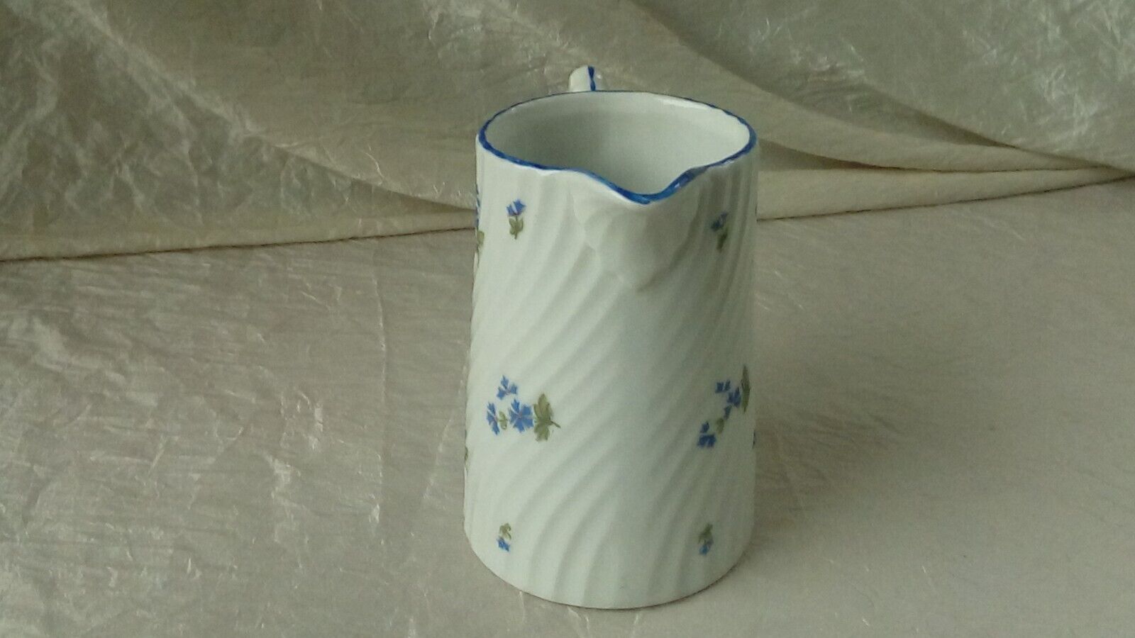 Pot a lait en porcelaine torsadee décor bleuet barbeau