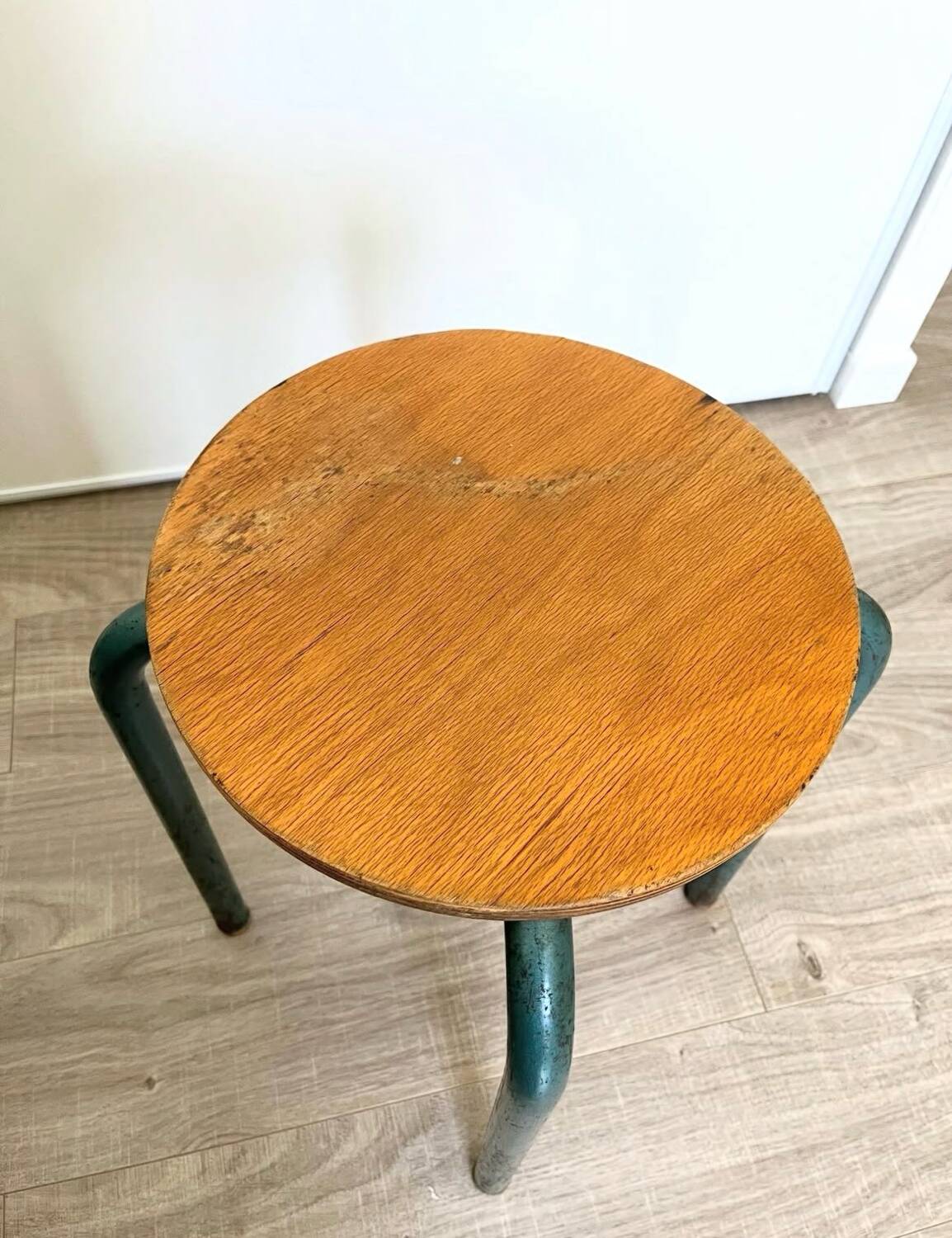 Wooden stool with metal tubes