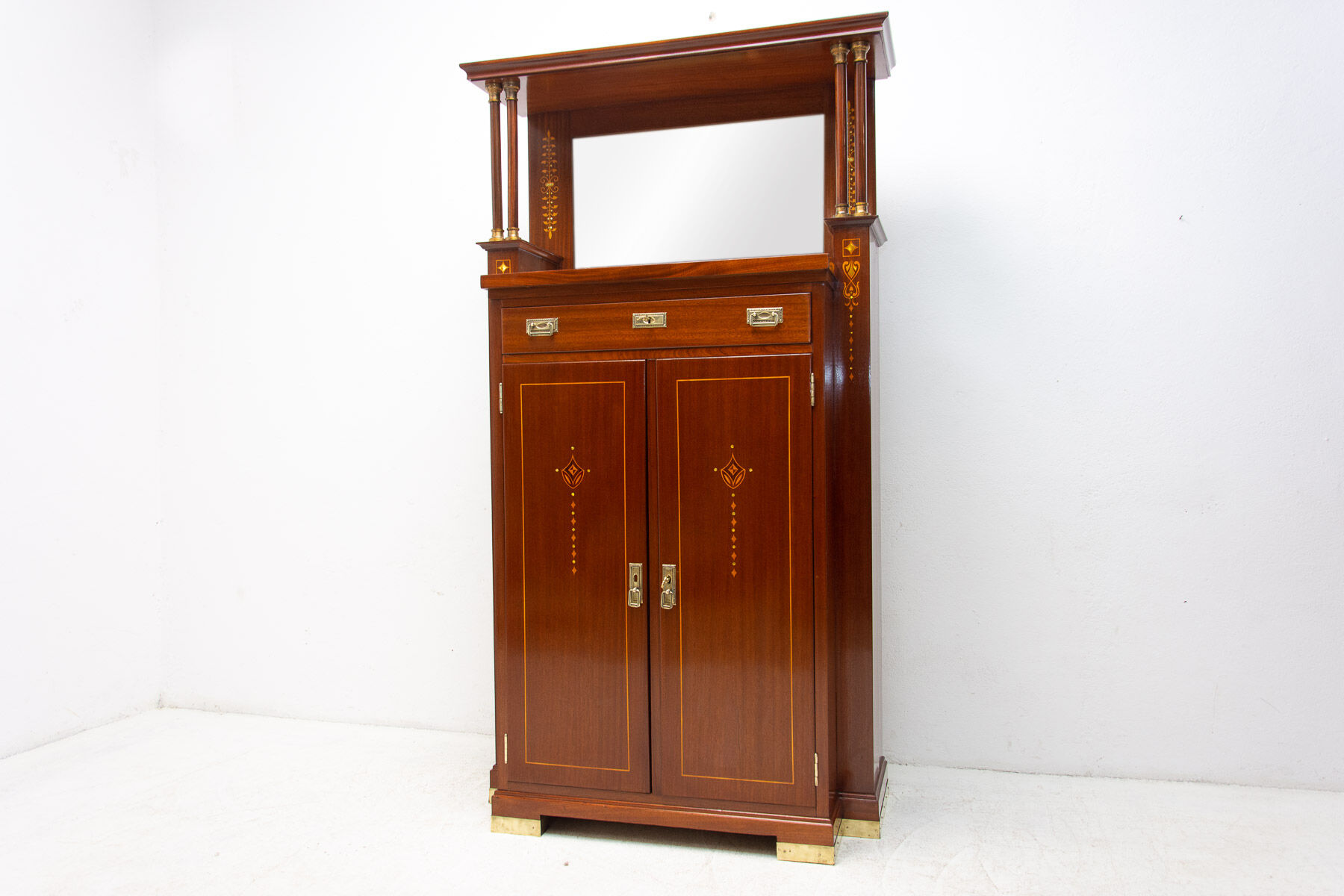 Vitrine sécessionniste en acajou, Autriche, 1910