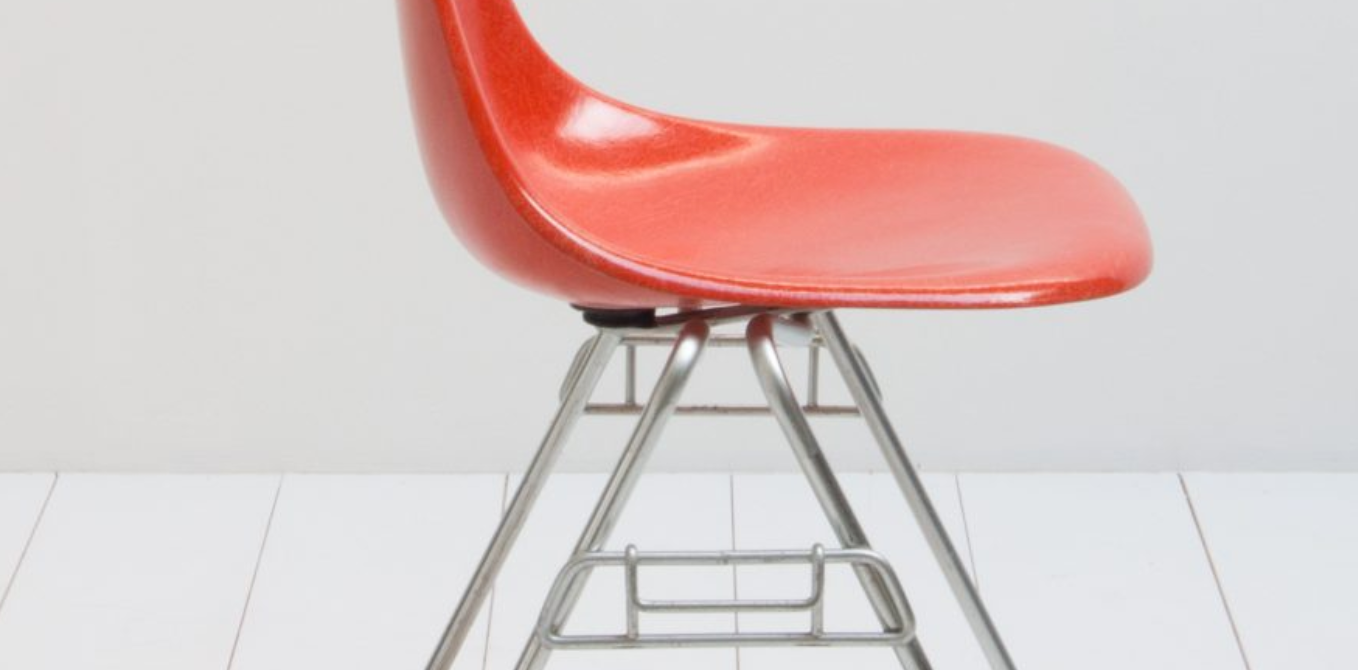 Chaise Eames produite par Herman Miller rouge