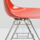 Chaise Eames produite par Herman Miller rouge