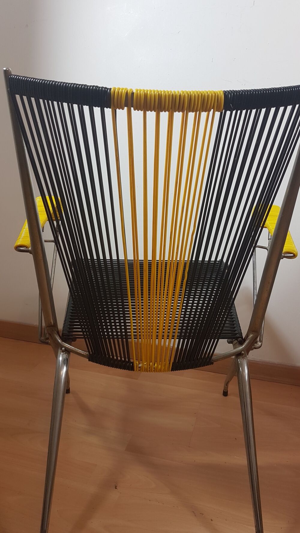 Fauteuil scoubidou adulte par André Monpoix