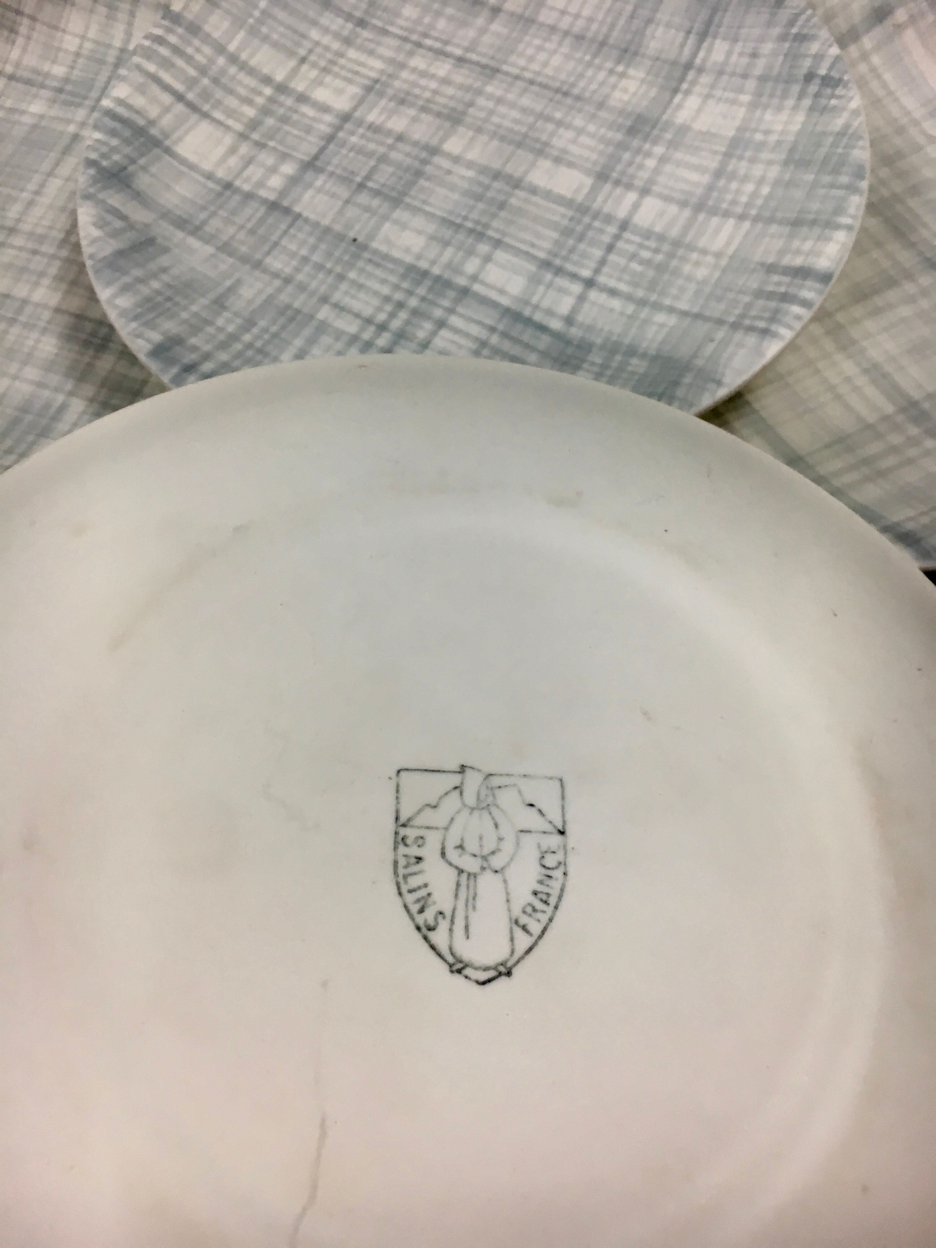 Une suite de 12 assiettes plates Salins 1950