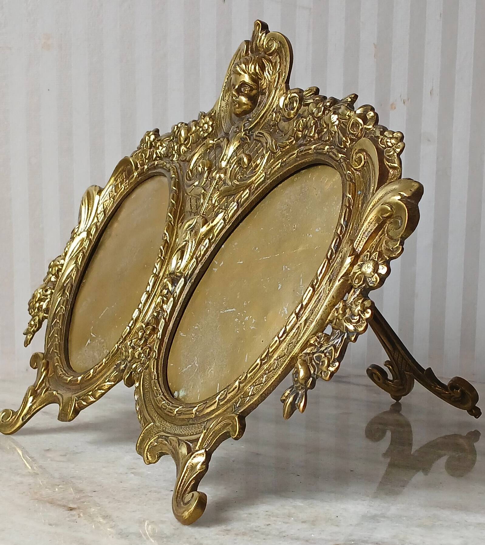 19th century "Victorian" double frame, gilded bronze decorated with acanthus & flower garlands