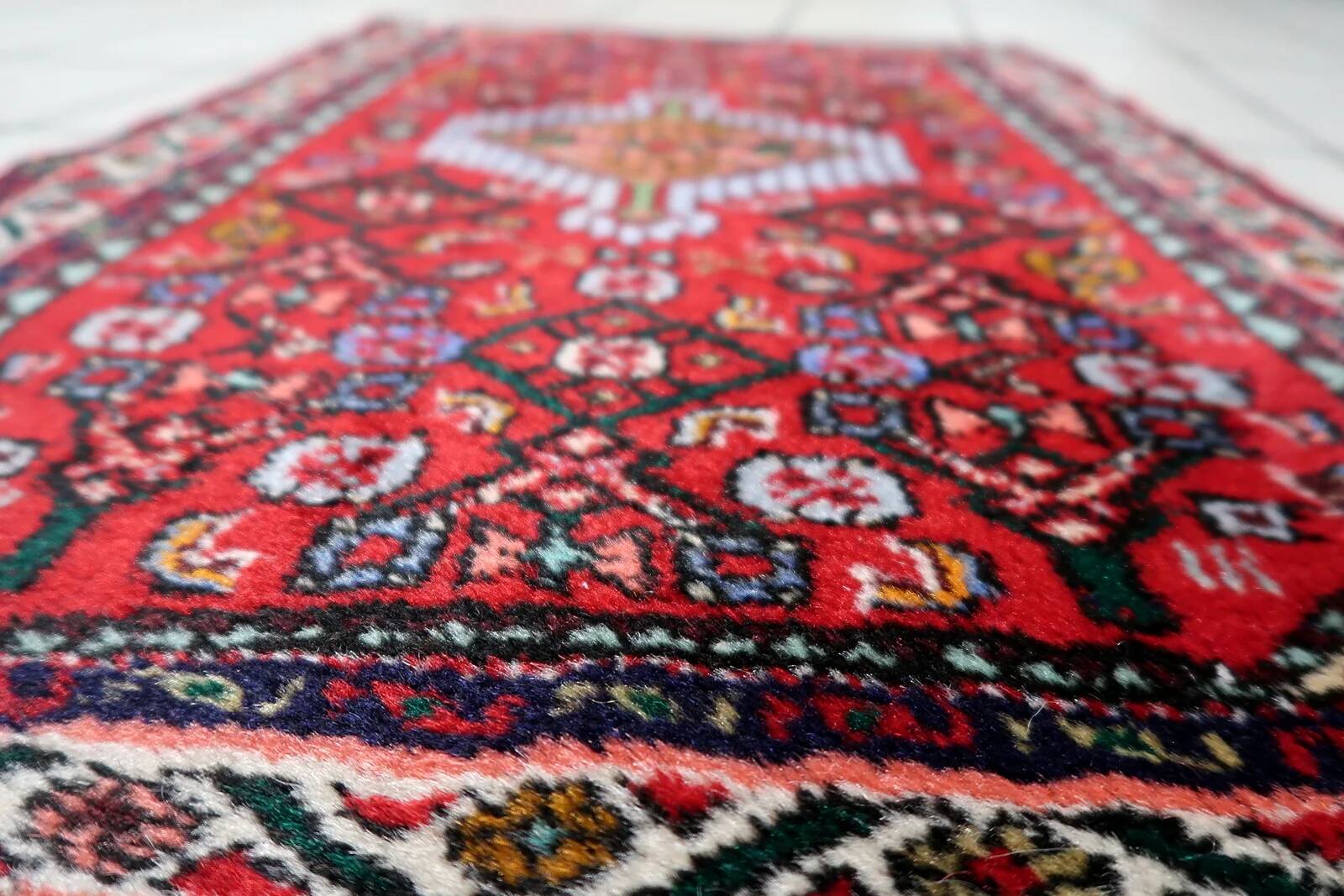 1960s Handmade Wool Rug with Red Medallion, 63 × 91 cm - 1C1289