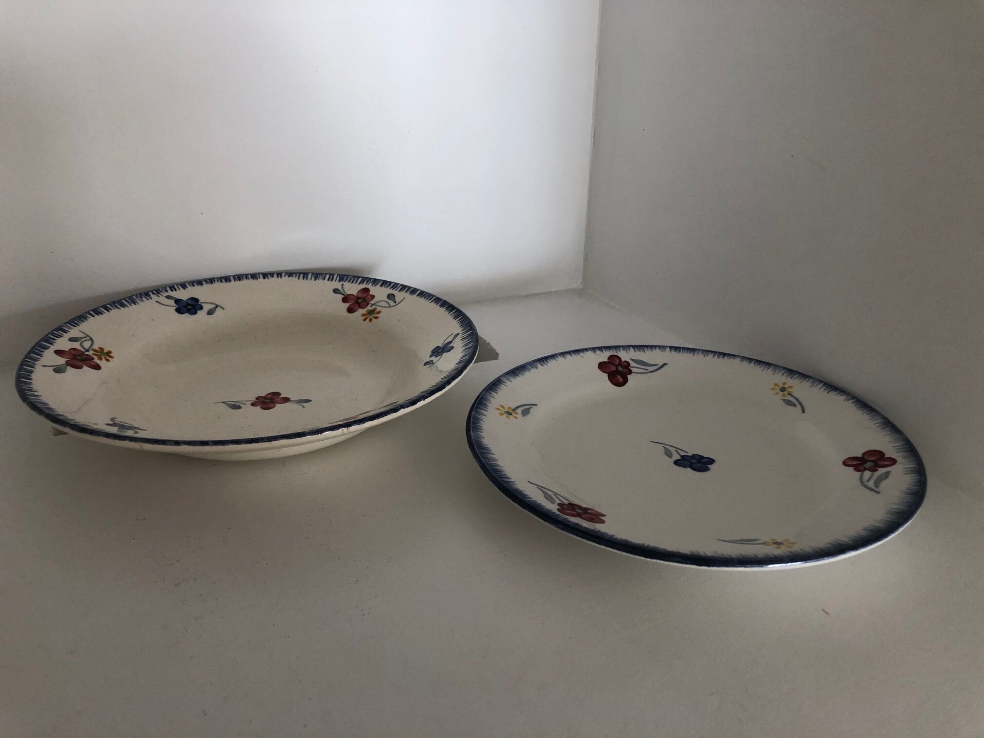 Set of 2 plates Digoin Sarreguemines model Mary Lou hand-painted